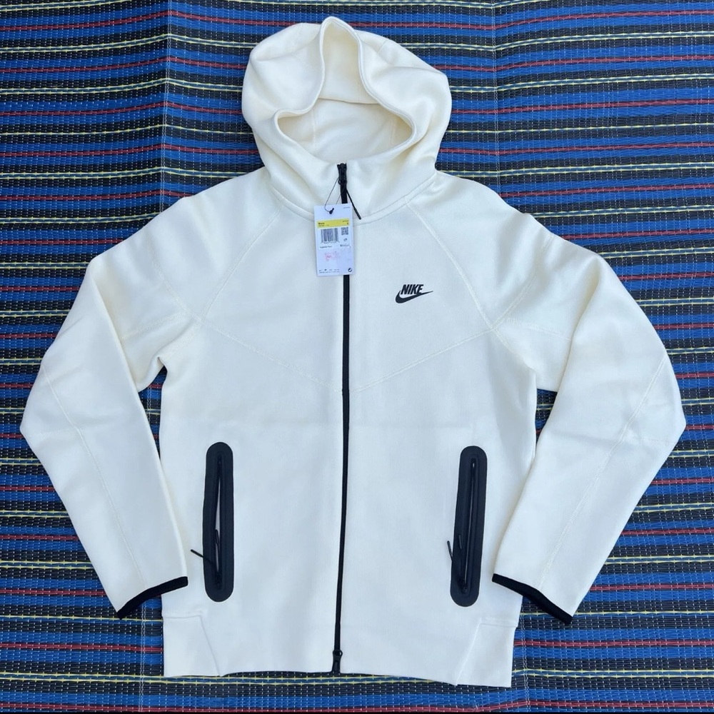 Nike White Puffer Jacket with Hood and Zip-Up Style